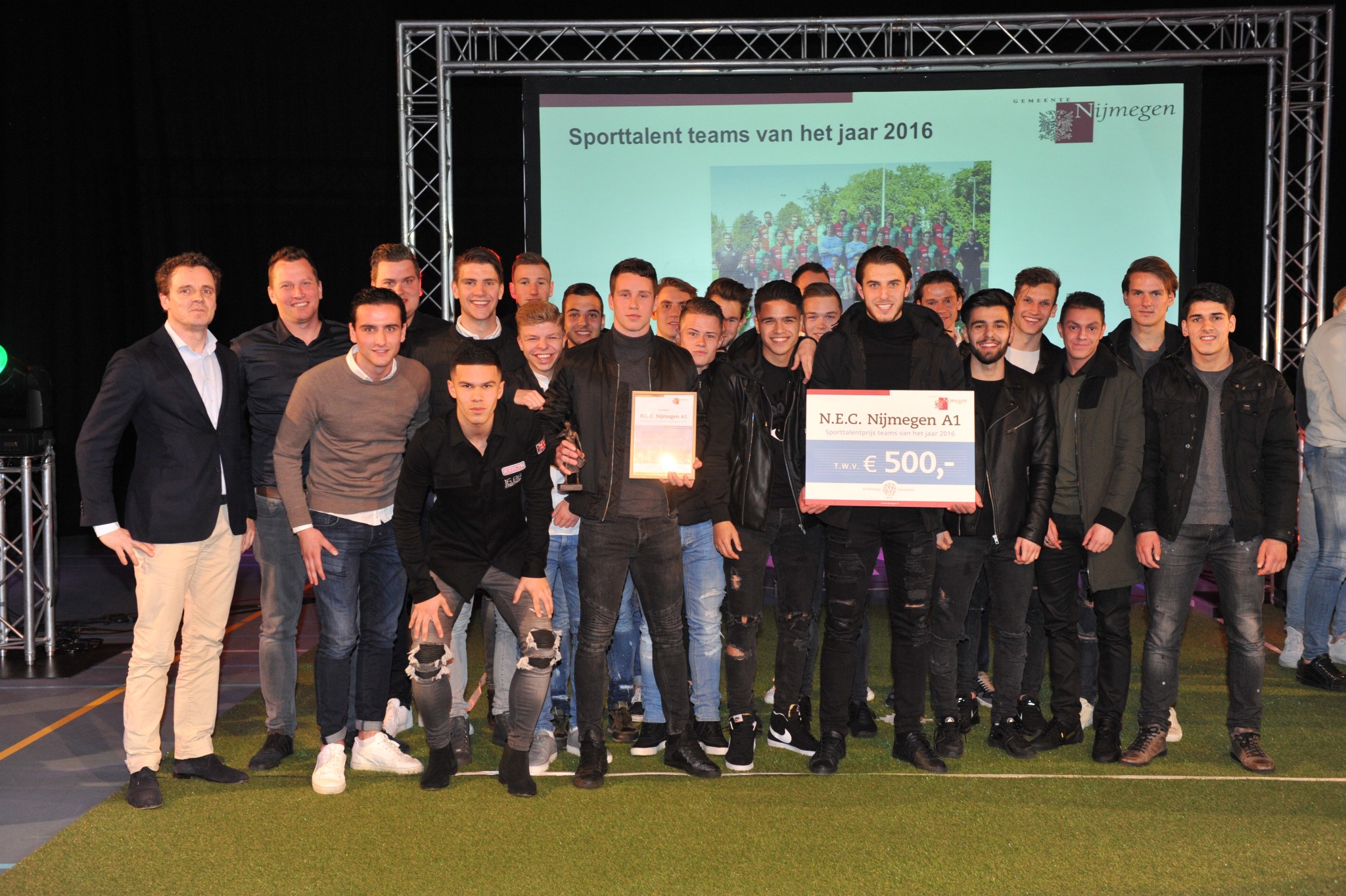 N.E.C./FC Oss O19 wint prijs voor Nijmeegse Sporttalent team 2016