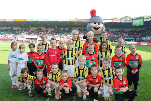 Foto's mascottes N.E.C. - Vitesse