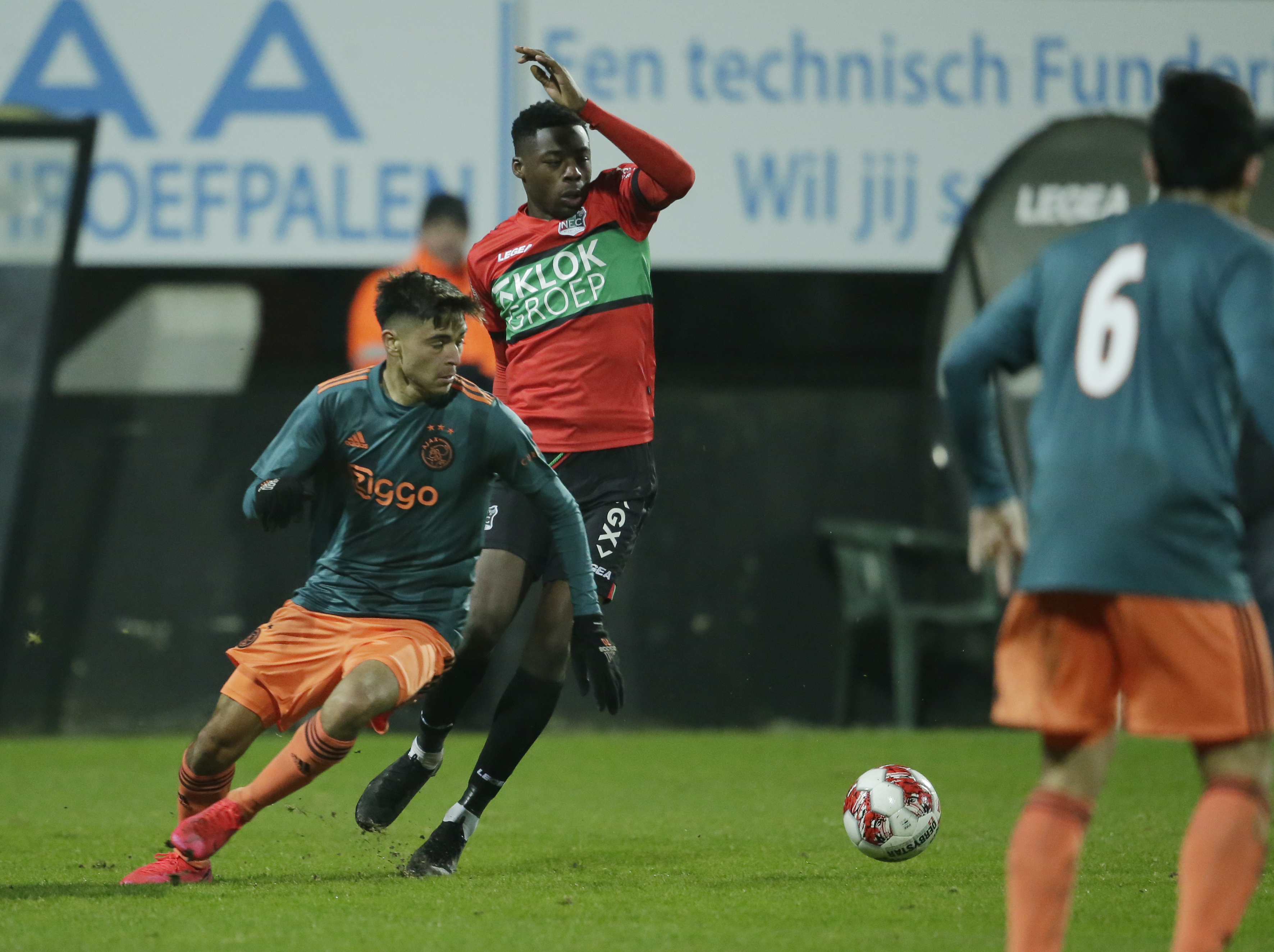 Musaba passeert een opponent