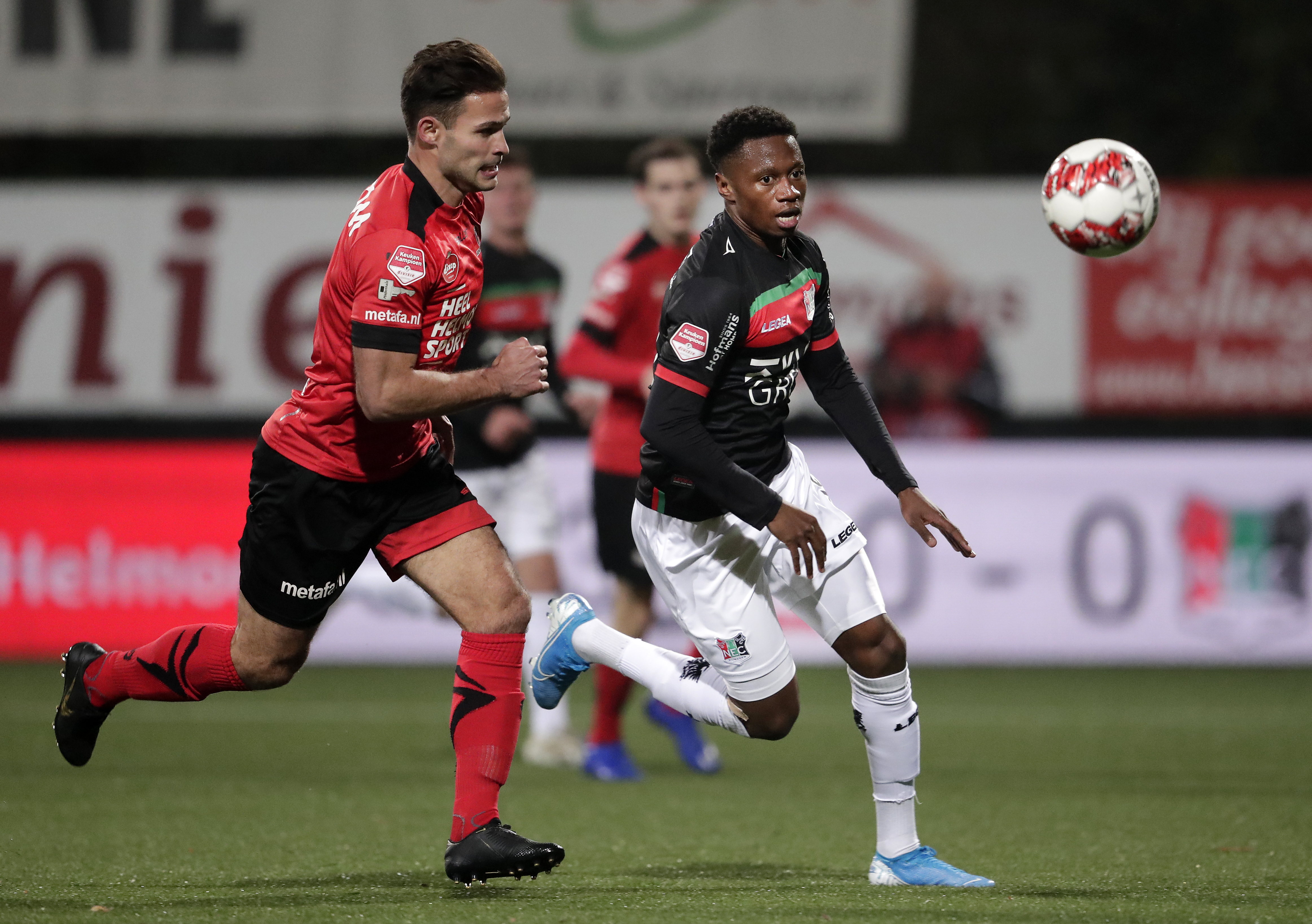 Guus Joppen in duel met Jonathan Okita
