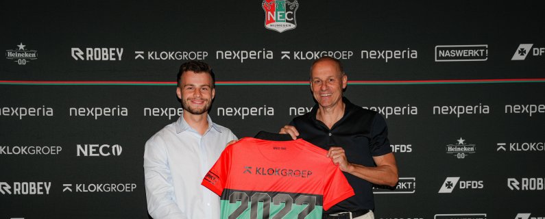 N.E.C. breekt contract Dirk Proper open