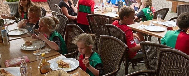 Met de Pannenkoekenbakker N.E.C. Juniors Express naar RKC Waalwijk