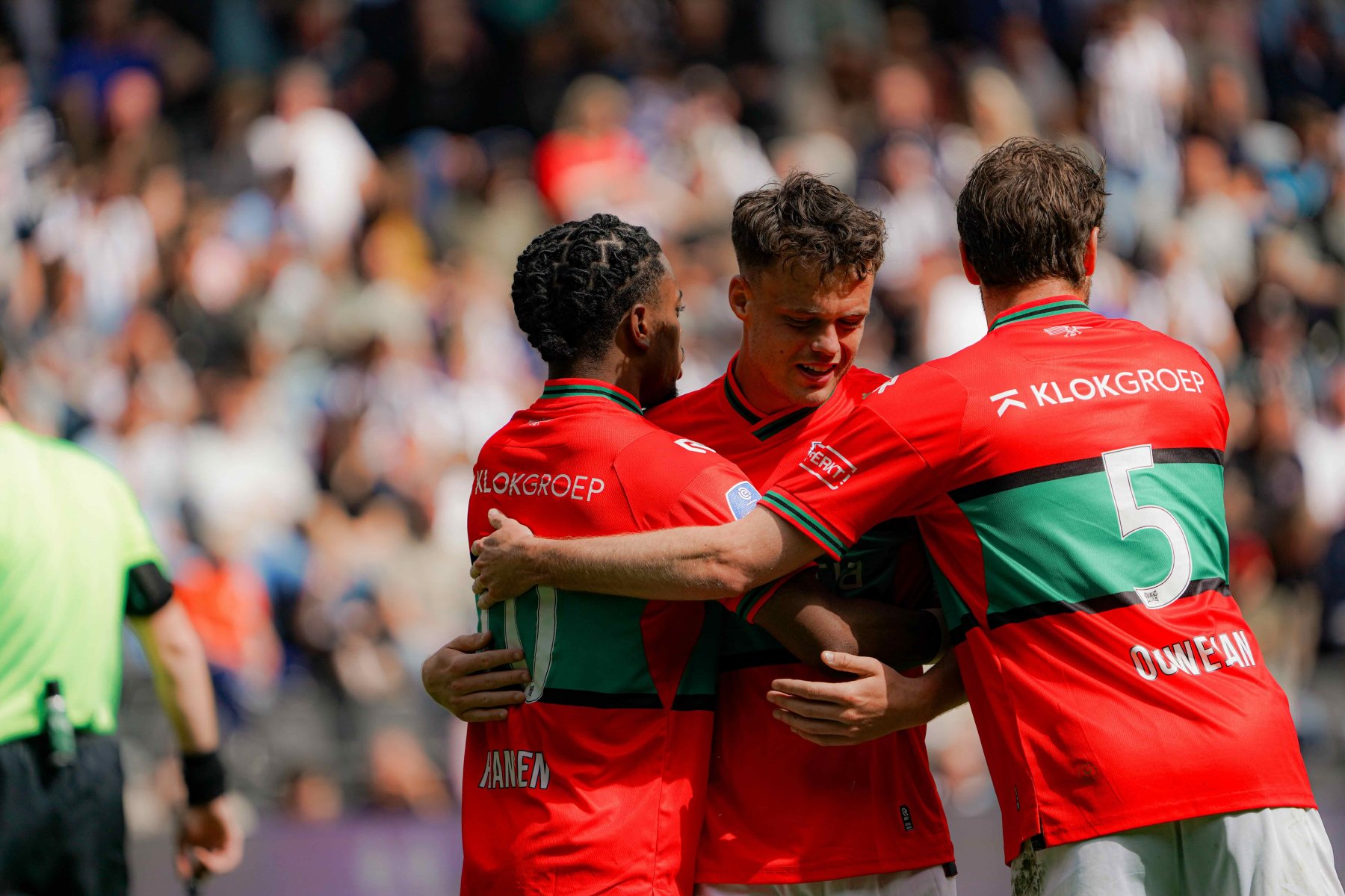 N.E.C. plaatst zich voor play-offs na zege in Almelo
