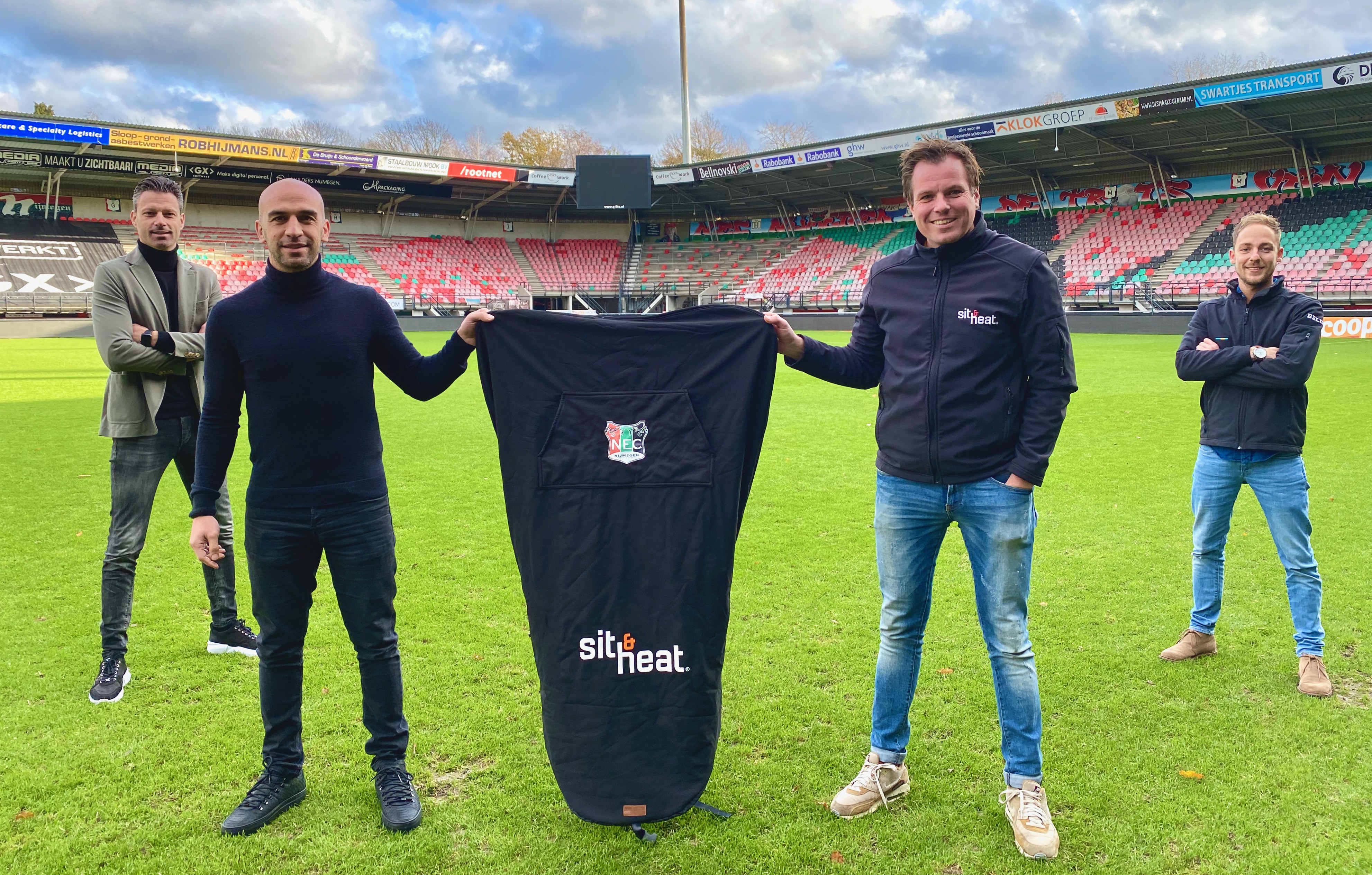 N.E.C.-spelers trotseren de kou met warmtedekens