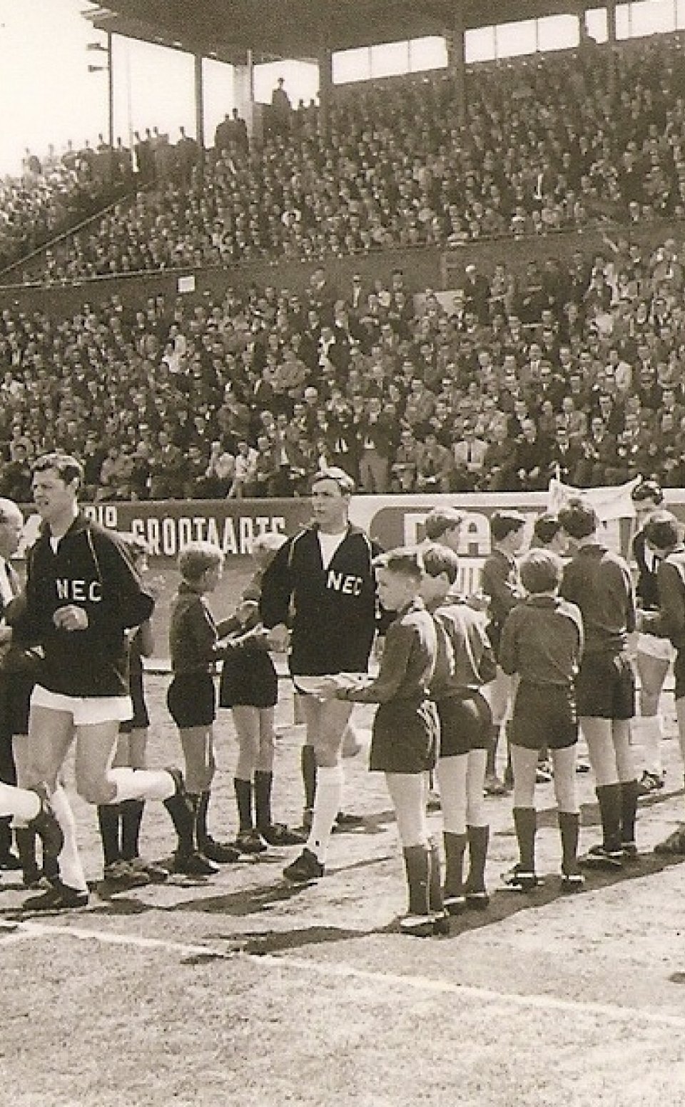24933_fullimage_1960%20-%201970%20eerste%20wedstrijd%20eredivisie%20nec%20telstar%201967%20opkomst_960x1550_511x249.jpg