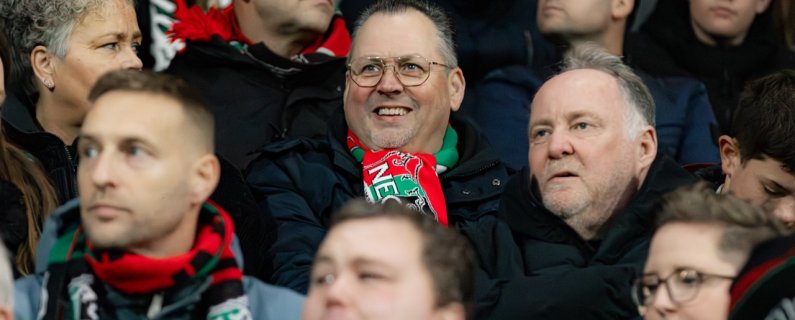 N.E.C. en Vincentius Vereniging Nijmegen zamelen warme herenkleding in