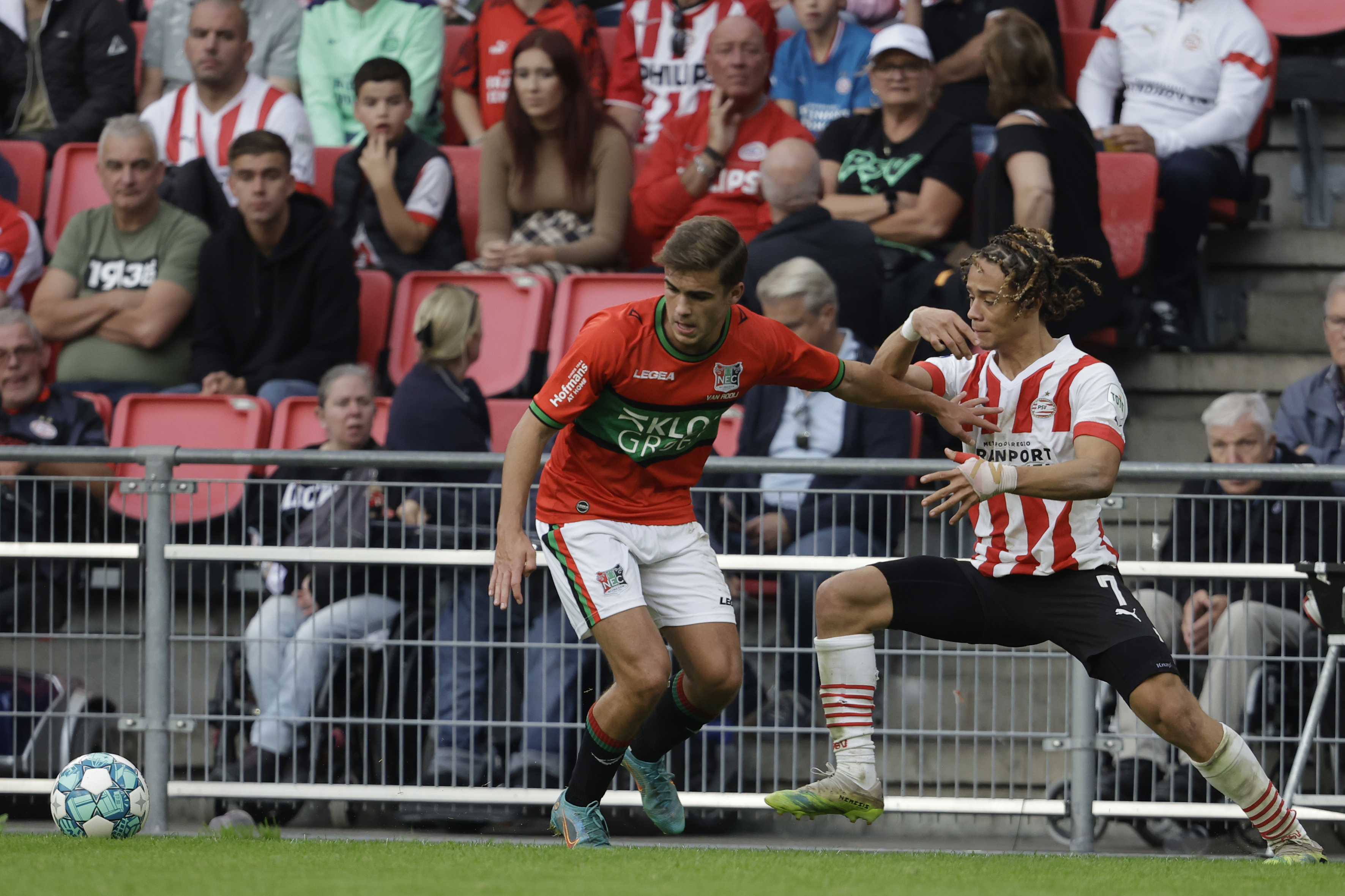 N.E.C. weet PSV niet van winst te houden in Eindhoven