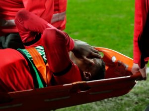 Musaba wordt met brancard van het veld gedragen.