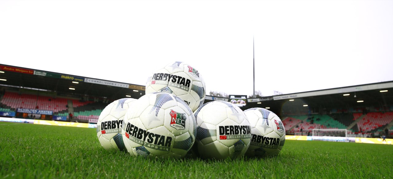 Voetballen in hartje Nijmegen tijdens de Grote Markt Supercup