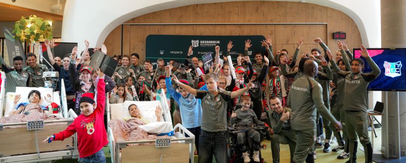 N.E.C. bezorgt kinderen onvergetelijke middag in Amalia Kinderziekenhuis