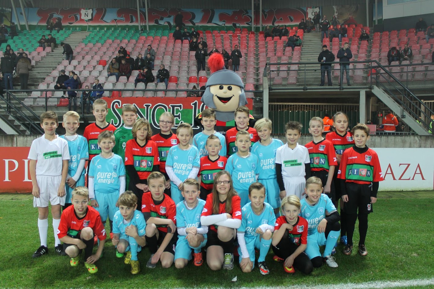 Foto's mascottes N.E.C. - FC Twente