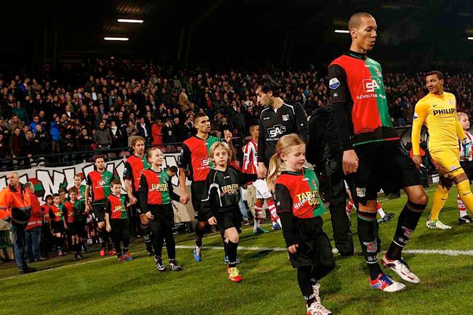 N.E.C. Met een vriendje mee naar een uitwedstrijd en mee het veld op lopen?