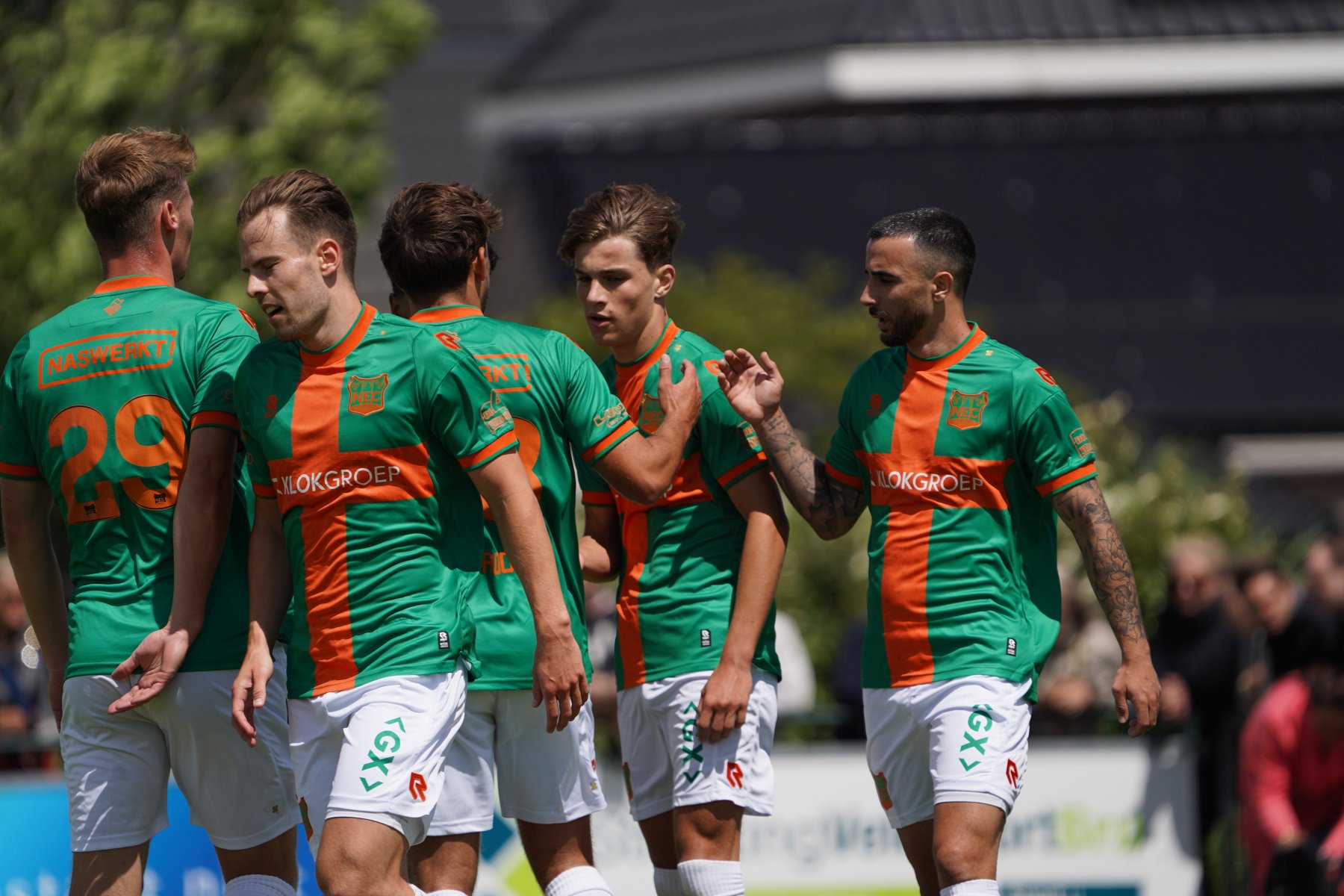 N.E.C. - N.E.C. te sterk voor Schouws Elftal in Bruinisse