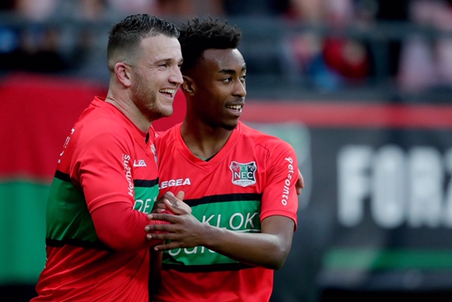 Imponerend N.E.C. plaatst zich na ruime overwinning op FC Twente voor Play-Offs