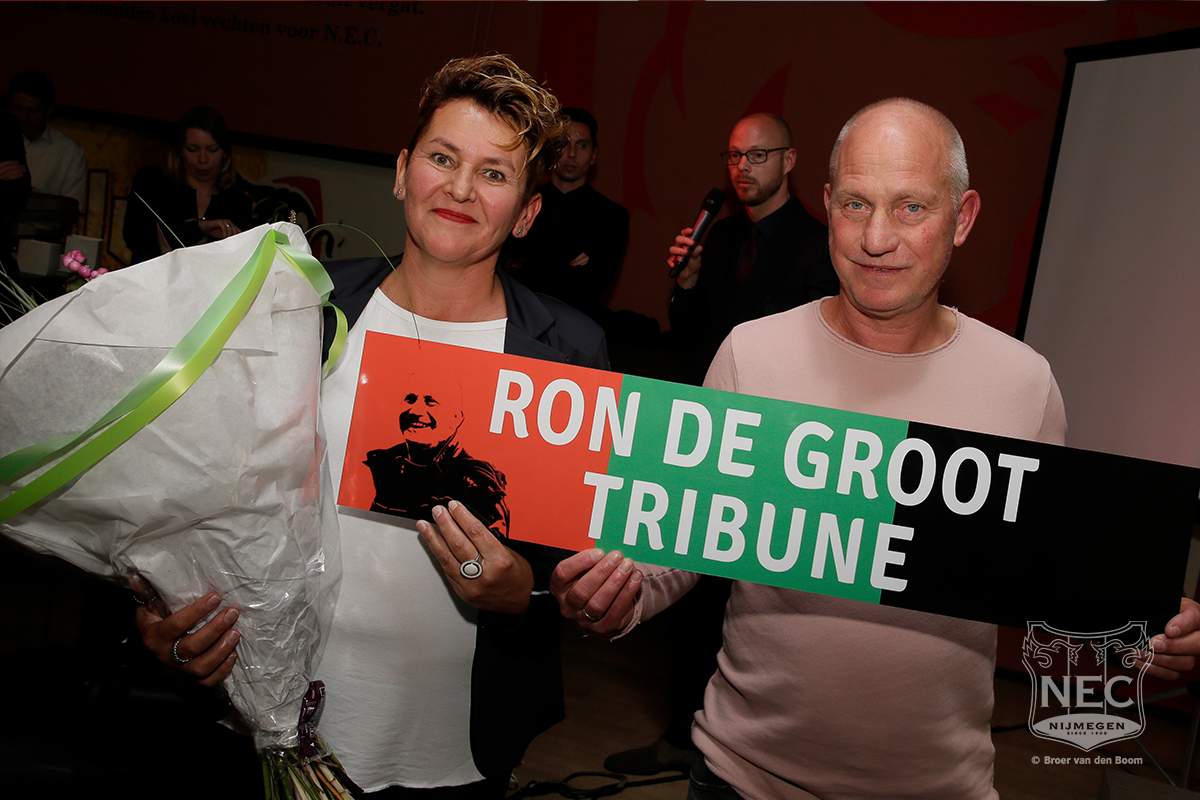 N.E.C. onthult Ron de Groot tribune