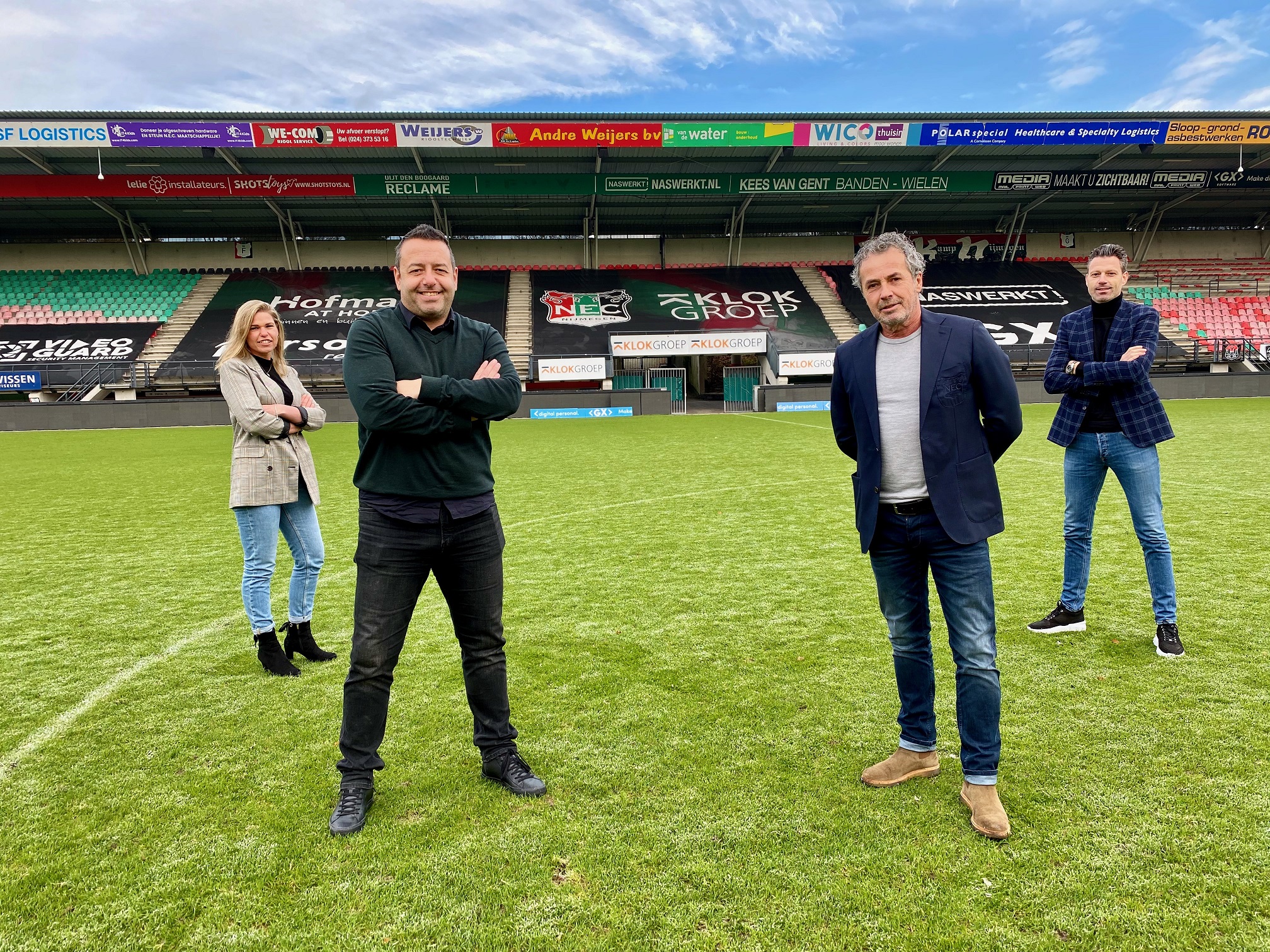 N.E.C. en CSC Sport vieren partnership na aanbrengen nieuwe toplaag gras in Goffertstadion 