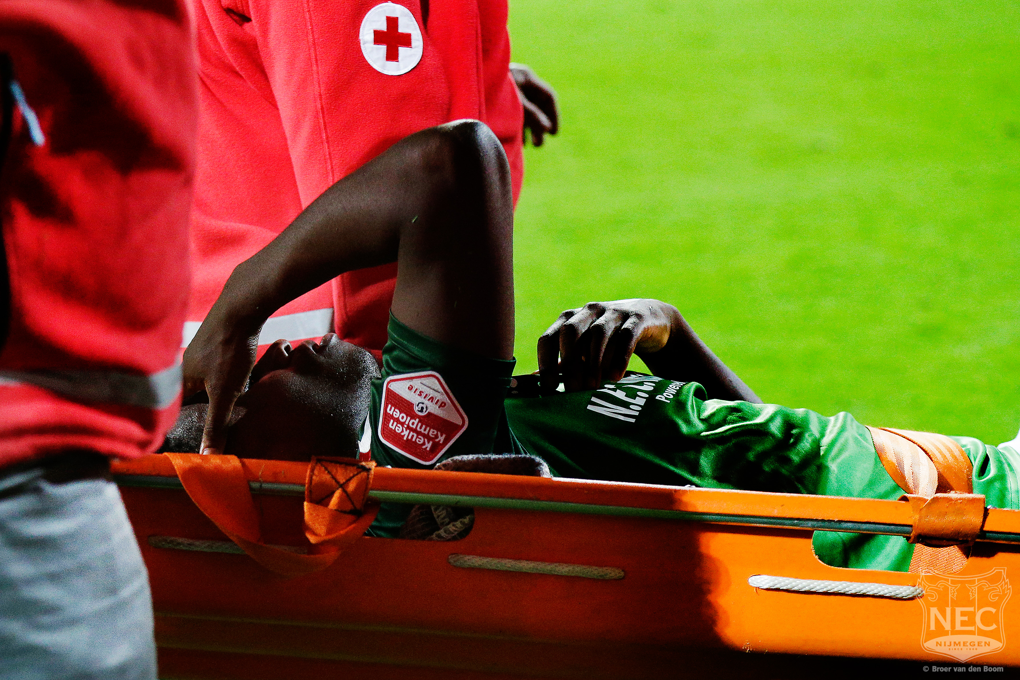 Jonathan Okita houdt hersenschudding over aan botsing tijdens duel met Jong PSV