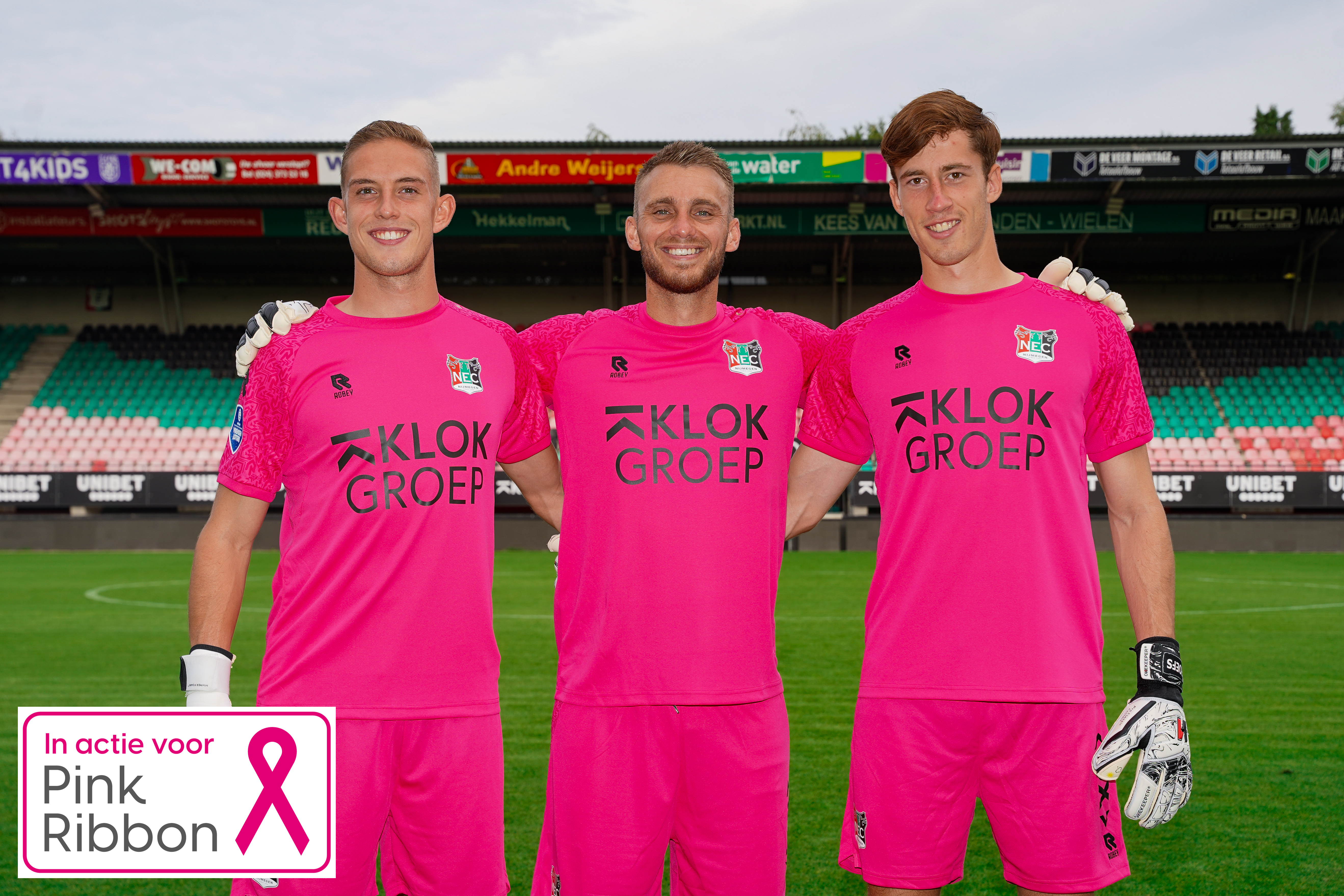 Keeperstrio N.E.C. vraagt met roze tenue aandacht voor borstkanker
