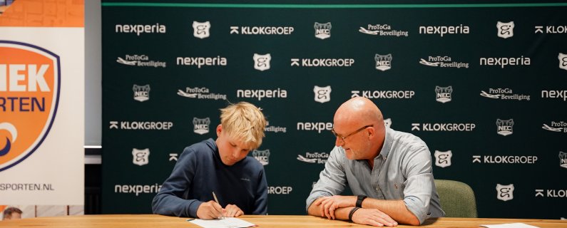 N.E.C. start vierde seizoen elektrisch rolstoelvoetbal met tekenmoment