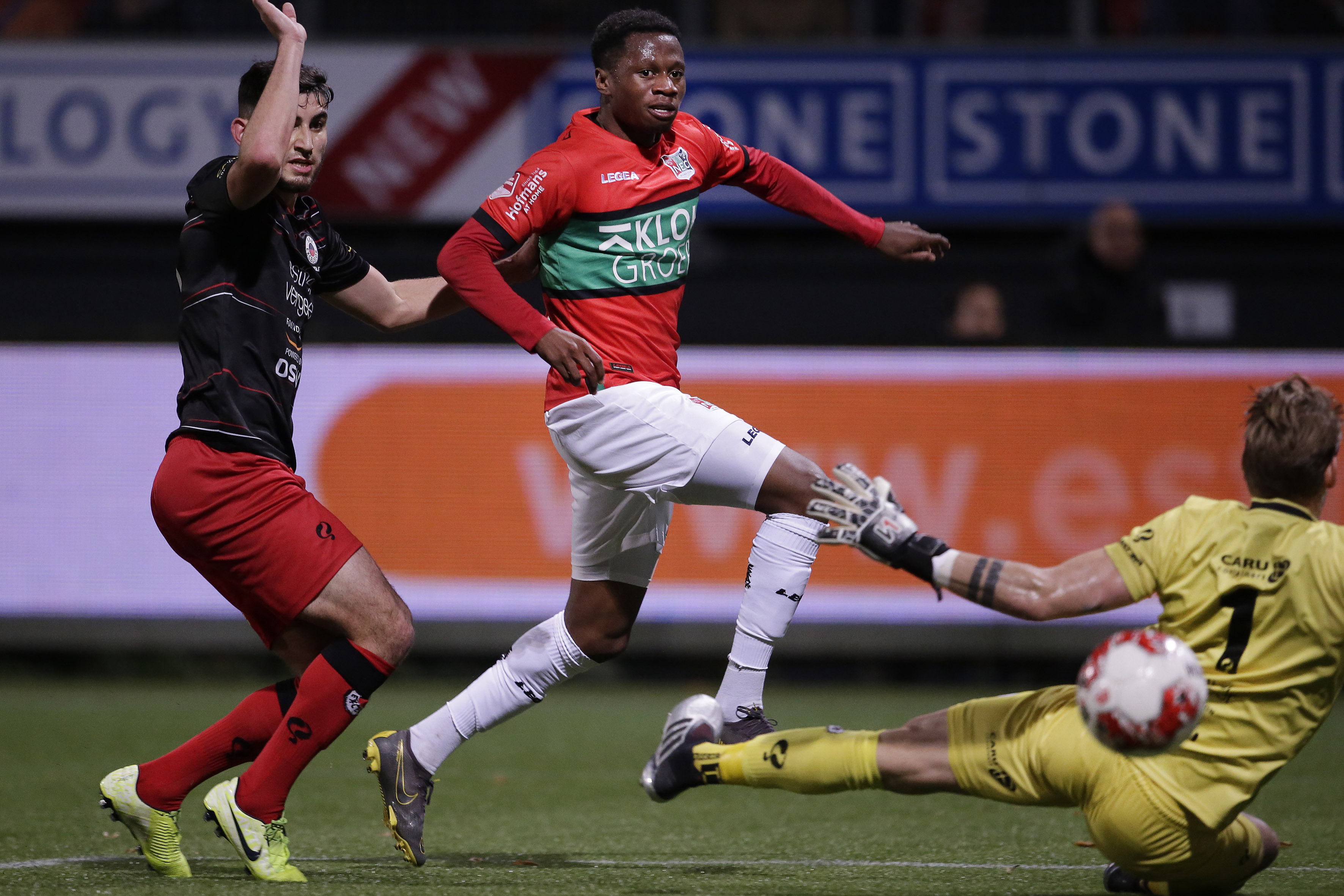 N.E.C. buigt het hoofd na 120 minuten voetbal in Rotterdam