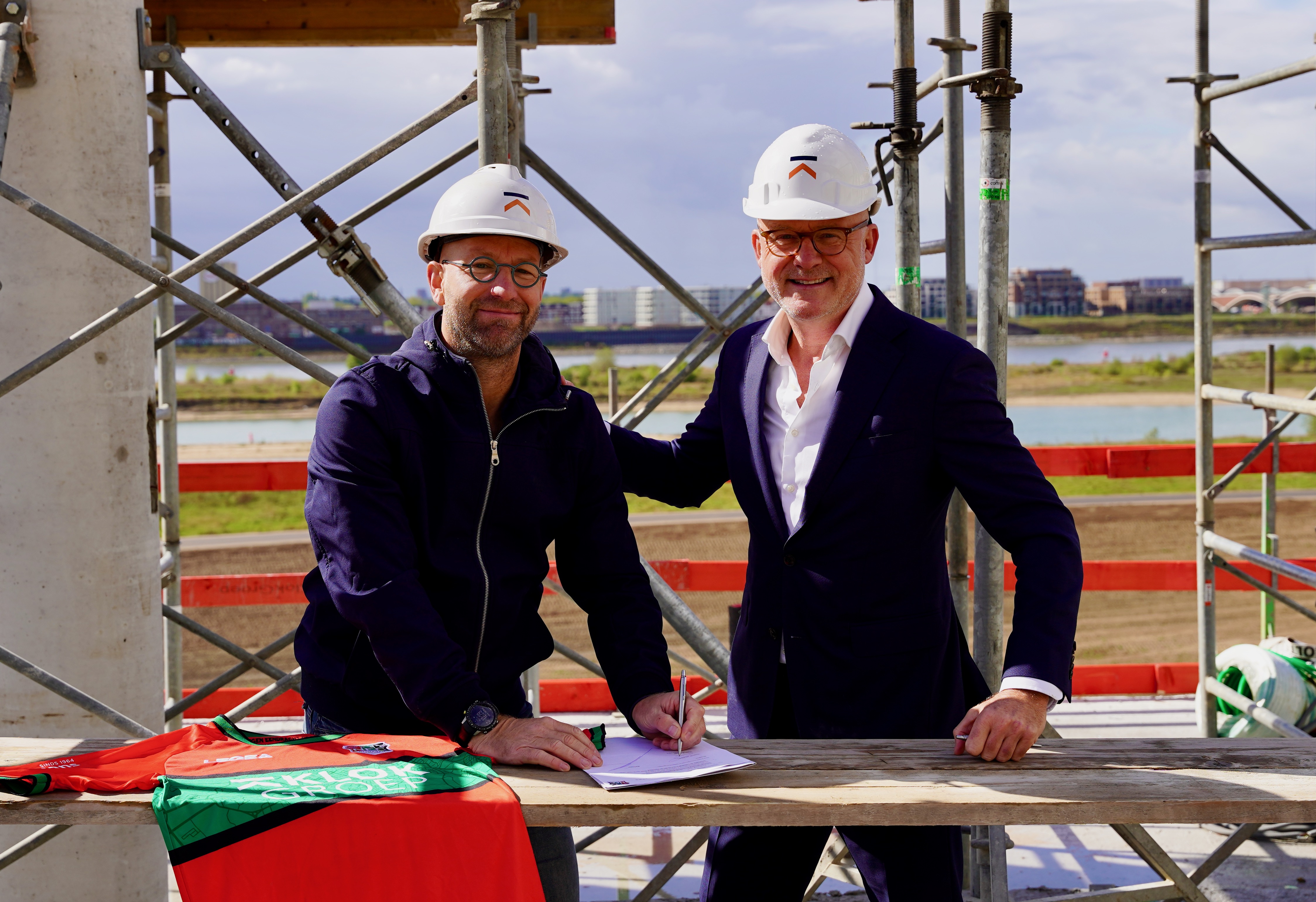 N.E.C. en hoofdsponsor KlokGroep verlengen samenwerking