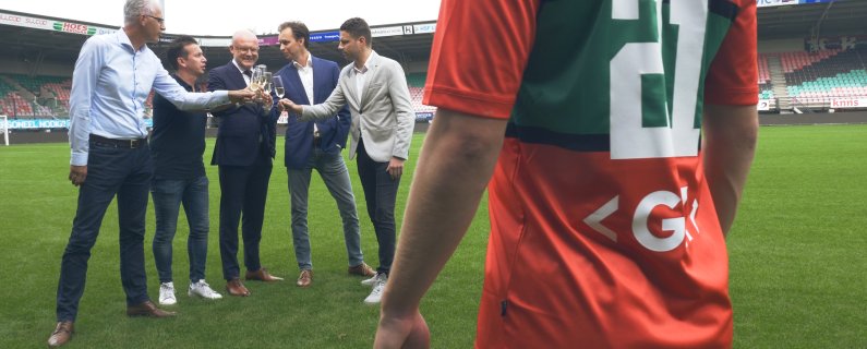 N.E.C. presenteert nieuwe speler én nieuwe tenuesponsor!