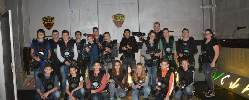 Leden N.E.C. Squad en spelers Emilsson en Elders in LaserQuest Nijmegen